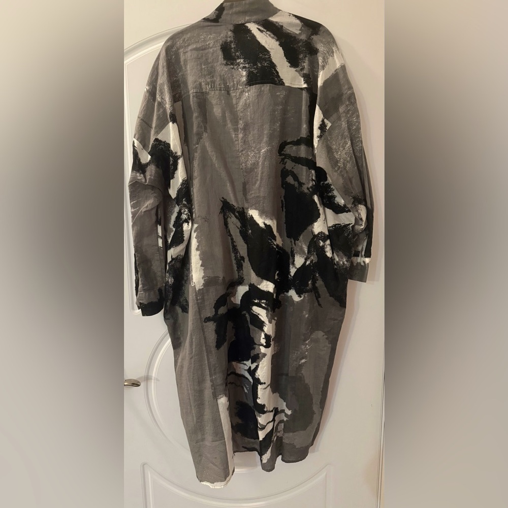 MOYURU Senso-Unico DesignerOversized shirt dress in grey, black, and white.